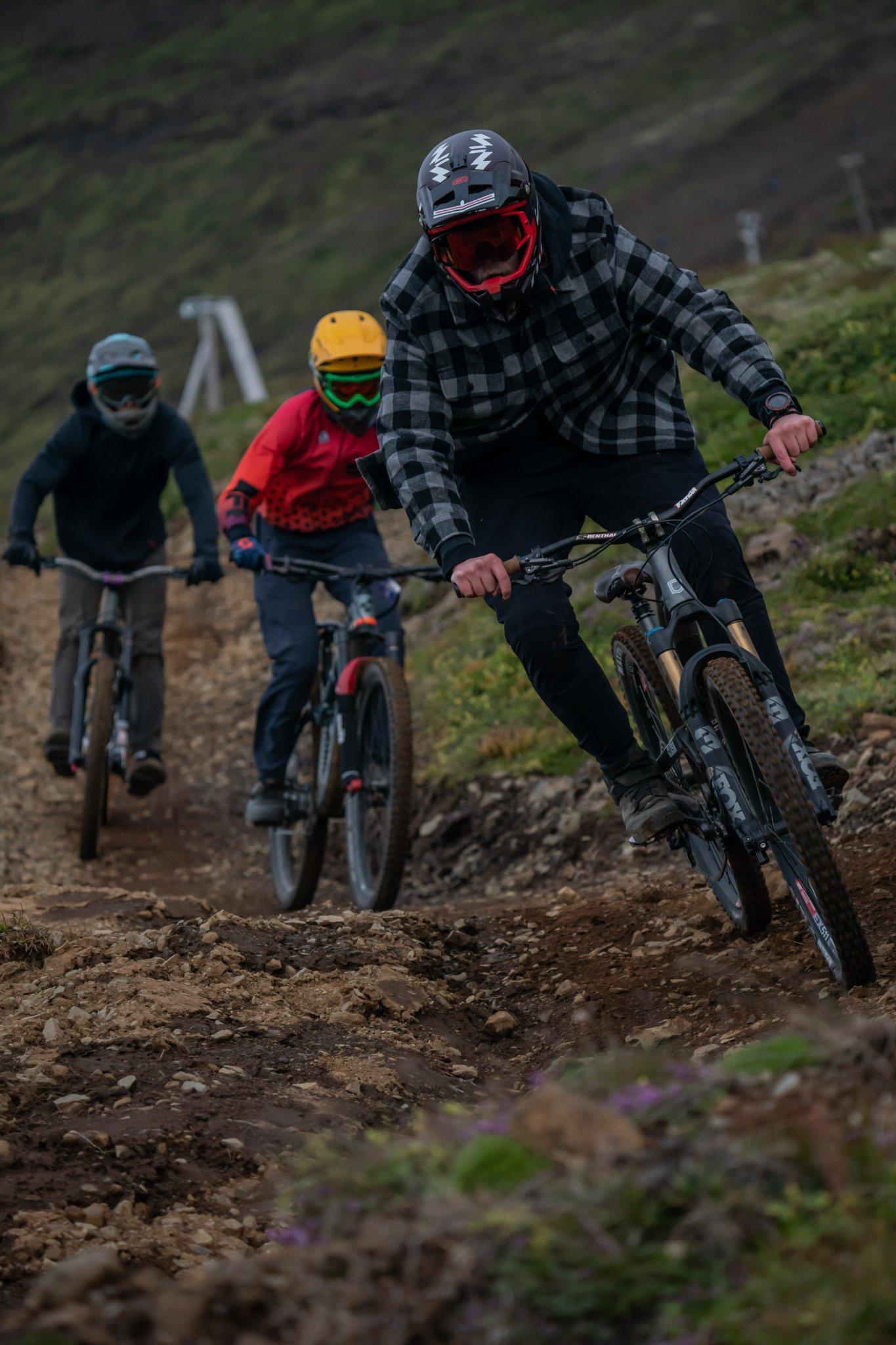Fólk á ýmsum aldri nýtir aðstöðuna í Skálafell Bike Park. Mynd: Anton Gunnarsson.