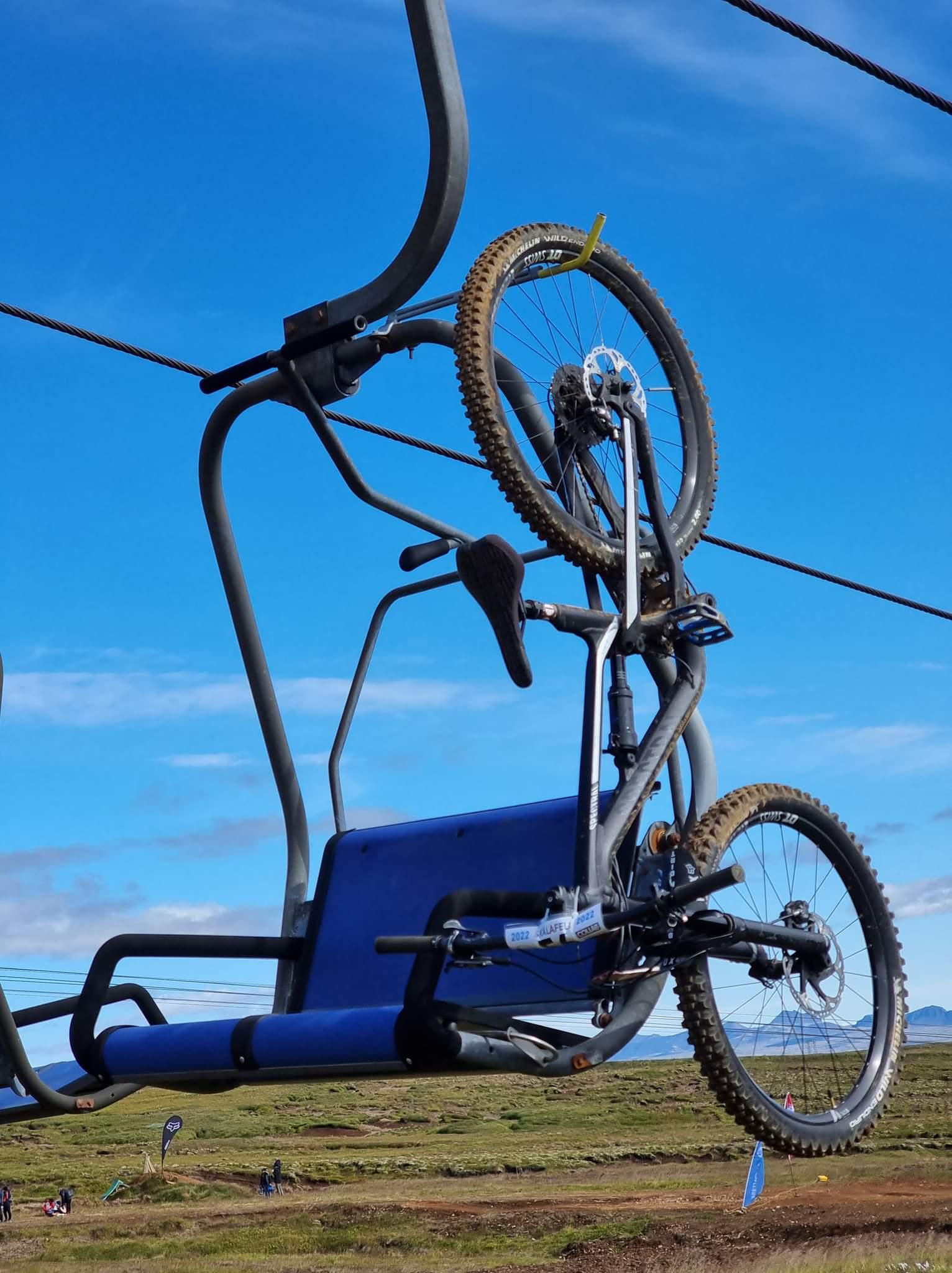 Hjólin eru einfaldlega hengd utan á stólana til að koma þeim á toppinn.