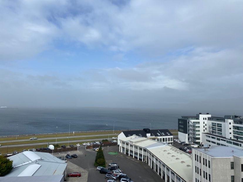 Sandfok yfir sjónum í Reykjavík.