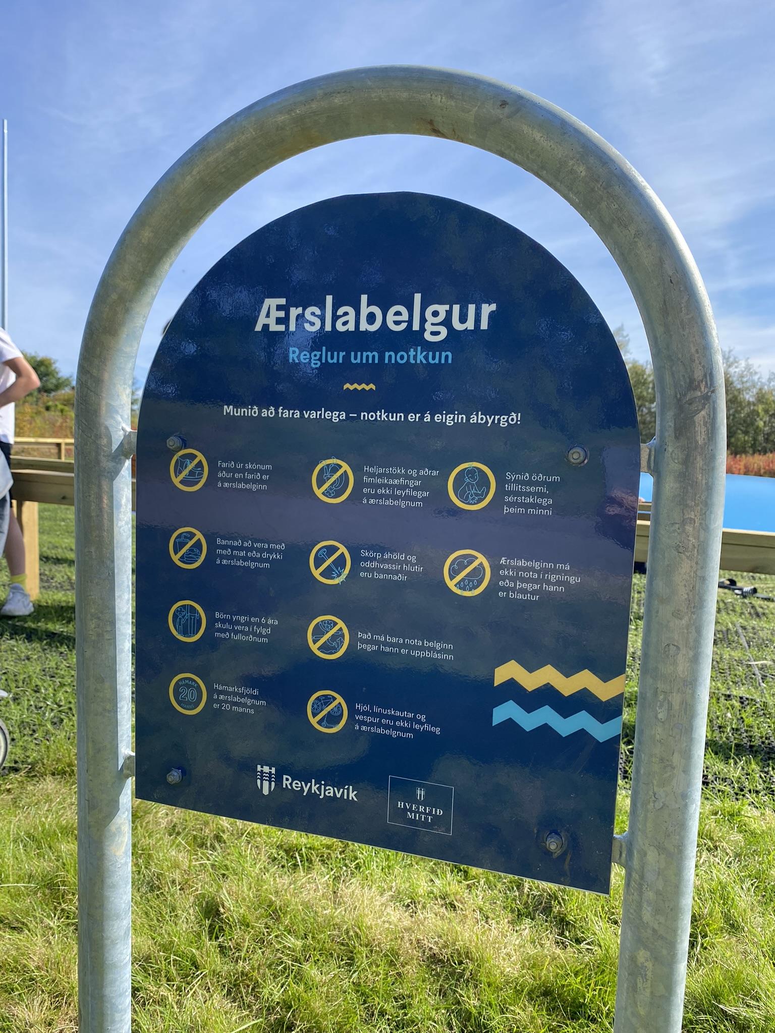 Skilti með reglum um notkun ærslabelgs í Árbæ.