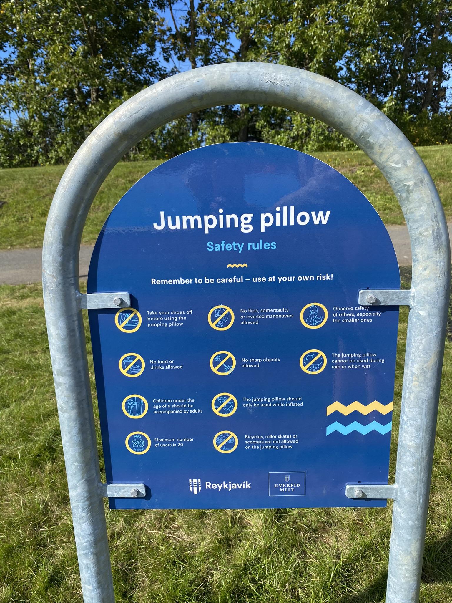 Skilti á ensku með reglum um notkun ærslabelgs í Árbæ.