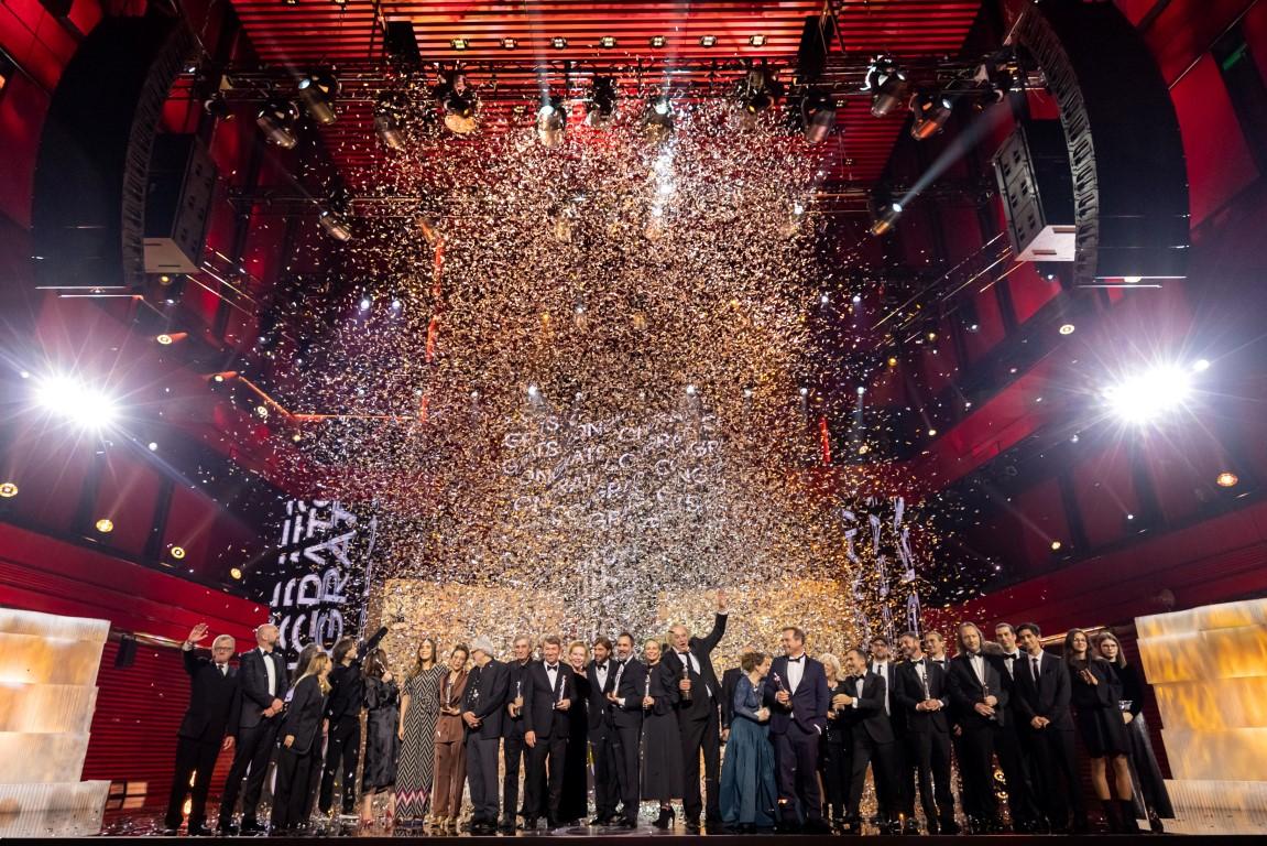 Allir verðlaunahafa komu saman á sviðinu og fögnuðu í lok útsendingarinnar.