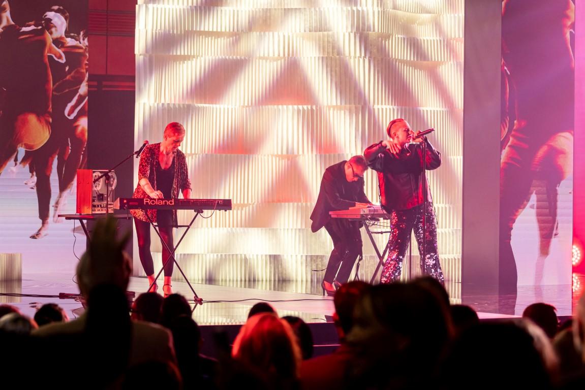 Gus Gus var með tónlistaratriði og fékk gesti til að standa á fætur og dansa