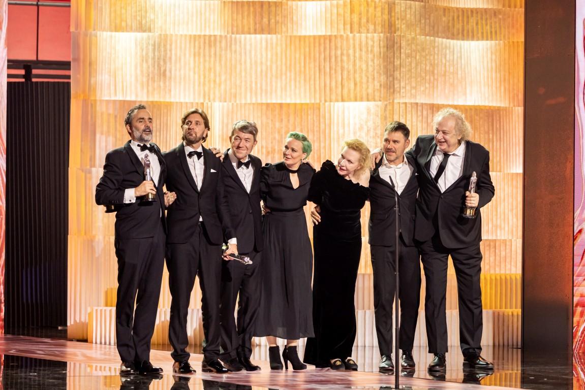 Ruben Östlund ásamt leikurum og kvikmyndarinnar Sorgarþríhyrningurinn 