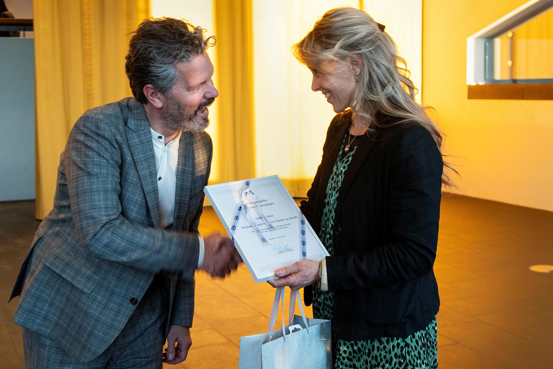 Borgarstjóri Dagur B. Eggertsson afhendir Þórunni Bjarney Gunnarsdóttur, forstöðumanni í Múlabæ, viðurkenning úr minningarsjóði Gunnars Thoroddsen.