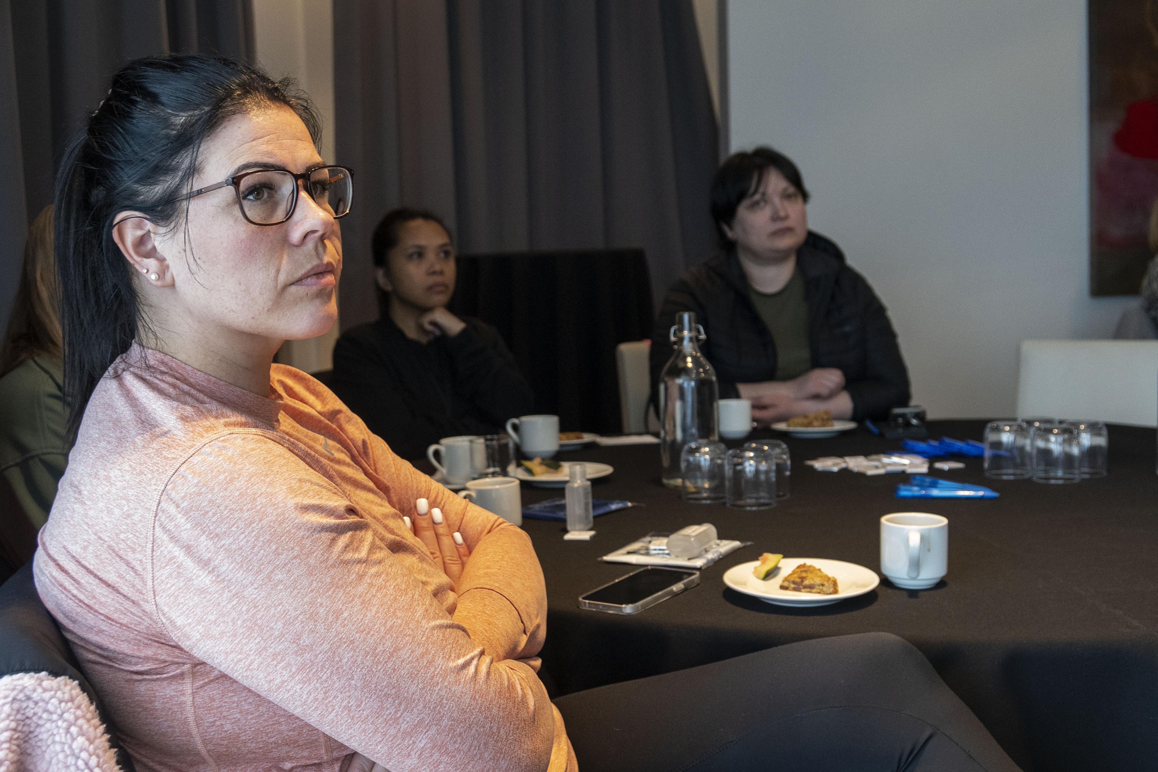 Sjúkraliði hlustar á erindi. 