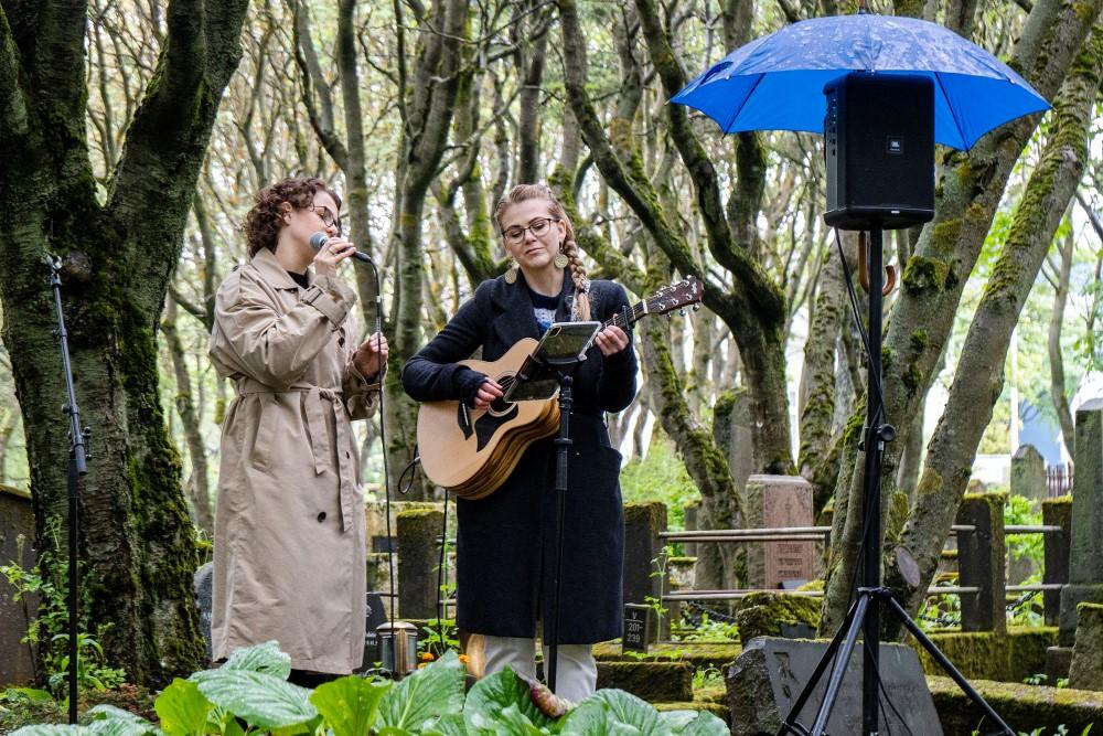 Rebekka Blöndal og Marína Ósk fluttu tvö lög við athöfnina