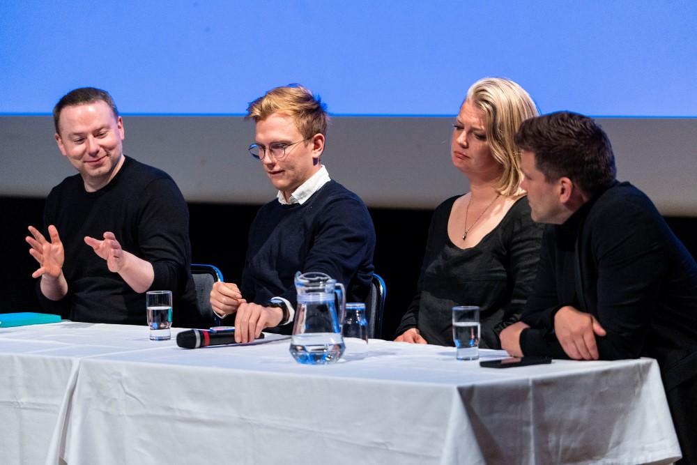 Nærmynd af fjórum manneskjum í pallborðsumræðum í Háskólabíói á ráðstefnu EURA.