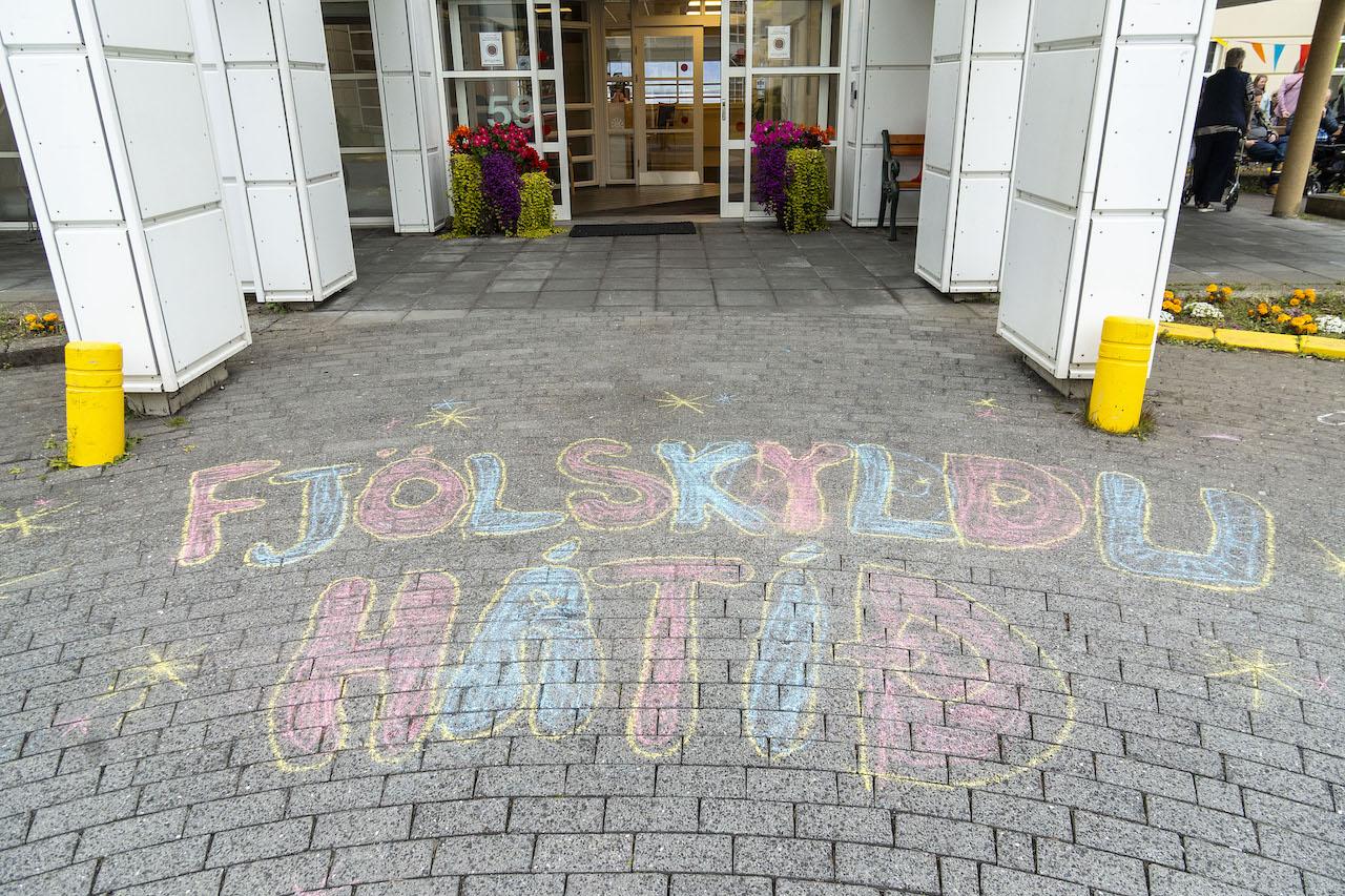 Orðið „fjölskylduhátíð“ var krítað á stéttina fyrir framan Vitatorg. 