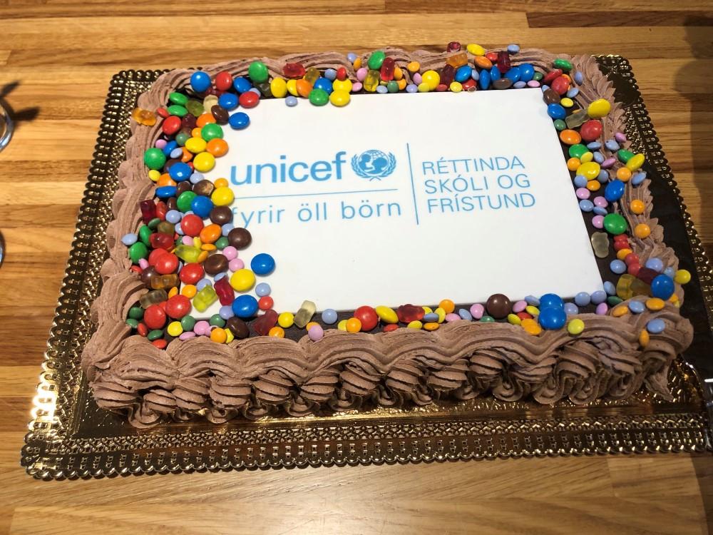 Kaka skreytt Réttindaskóla og Réttindafrístund.