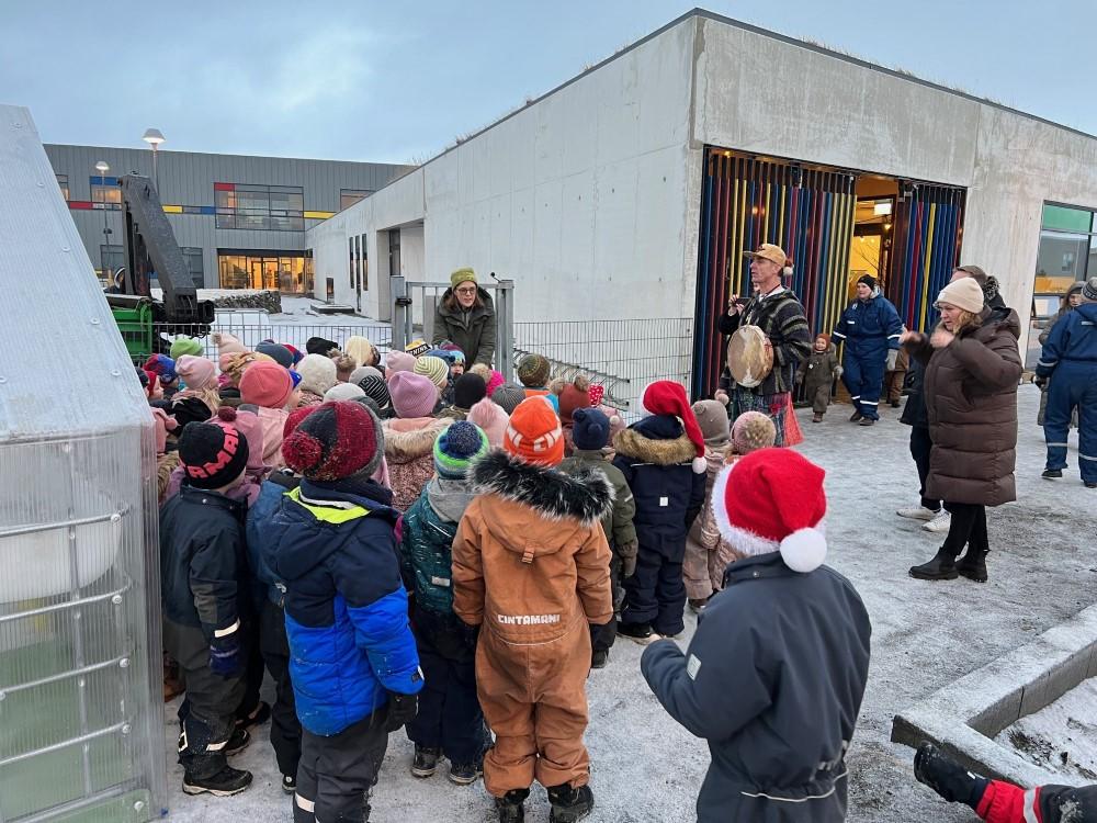 Lagið var tekið fyrir fulltrúa Krónunnar sem gaf húsið.