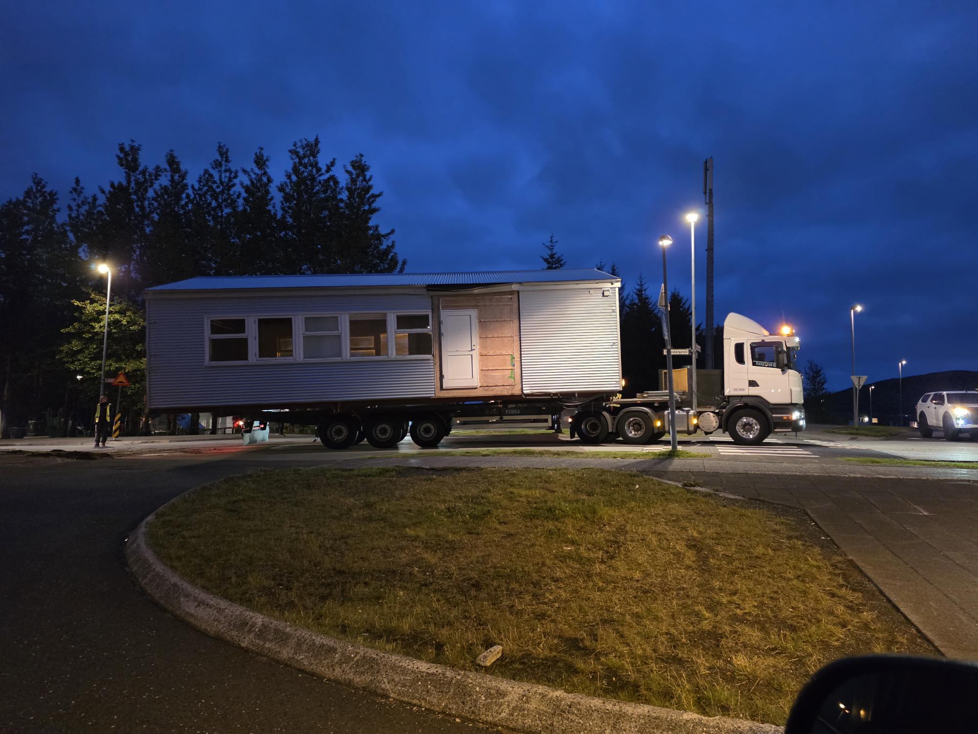 Færanlegar stofur fluttar á svæðið