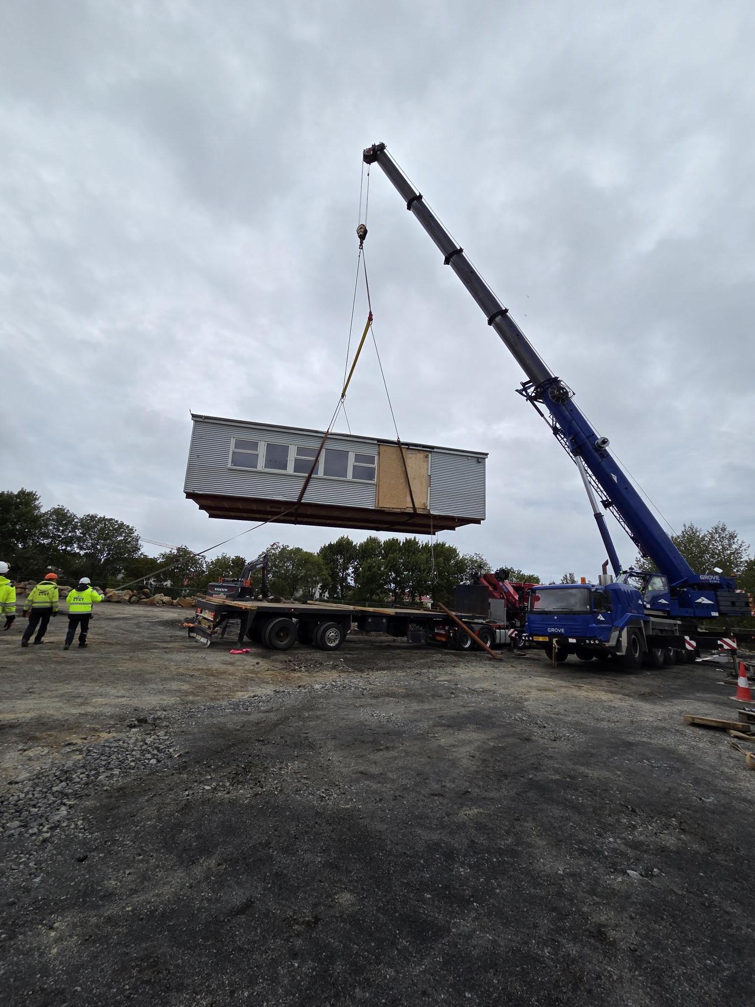 Færanlegar stofur fluttar á svæðið