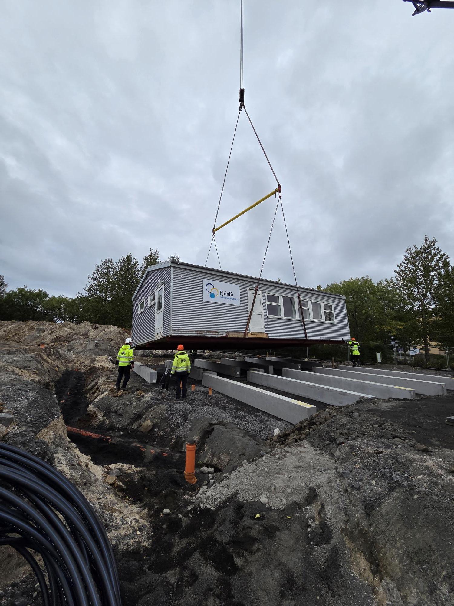 Færanlegar stofur fluttar á svæðið