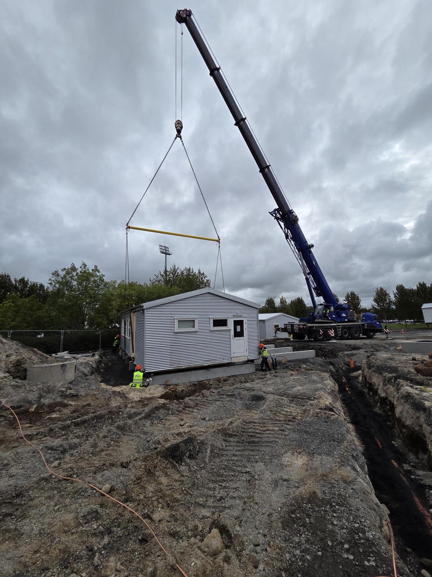 Færanlegar stofur fluttar á svæðið