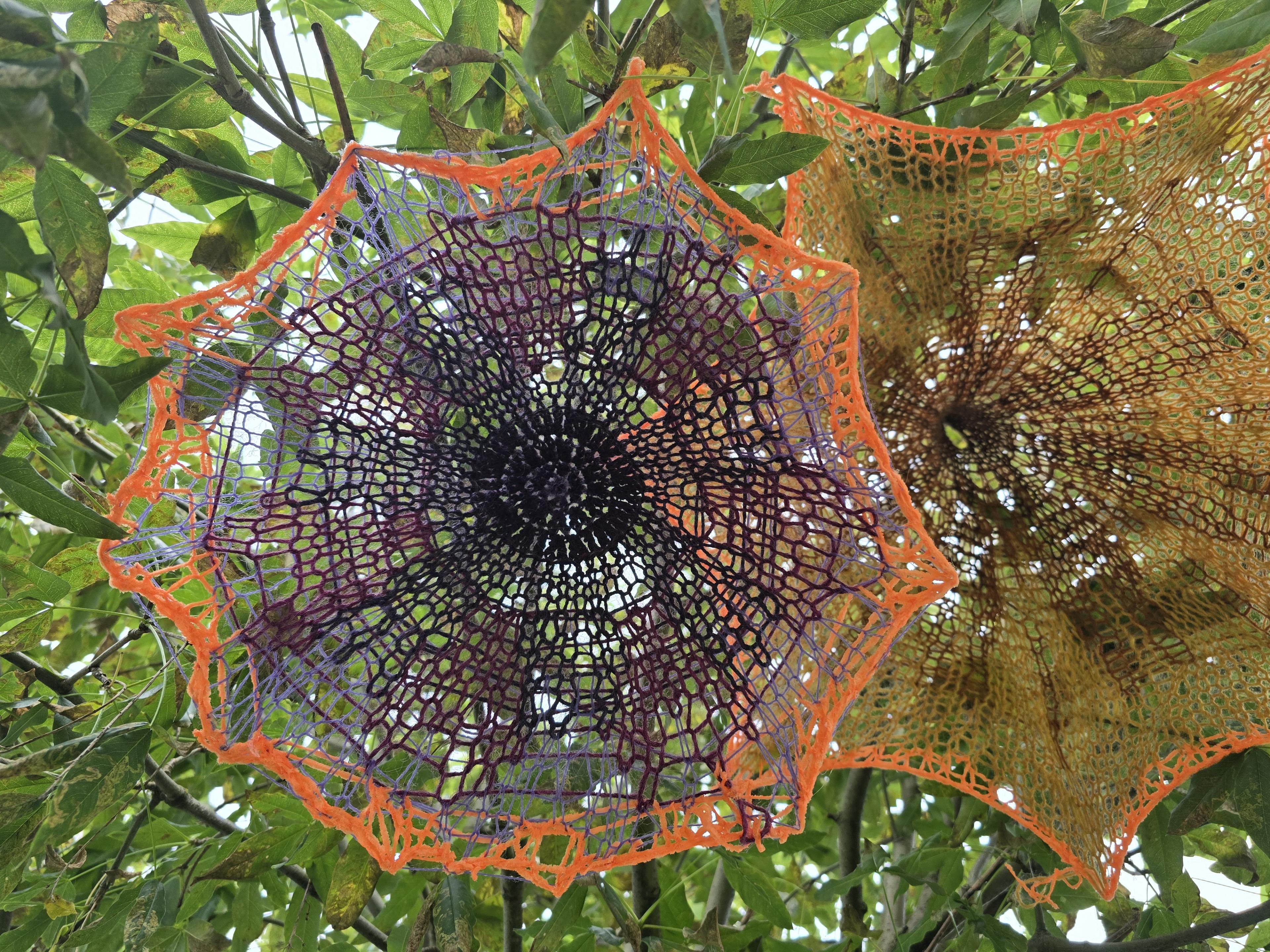 Mynd af prjónuðu blómi