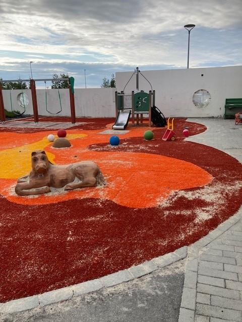 Nýtt mjúkt ungbarnasvæði með gervigrasi á lóð Arnarborgar 