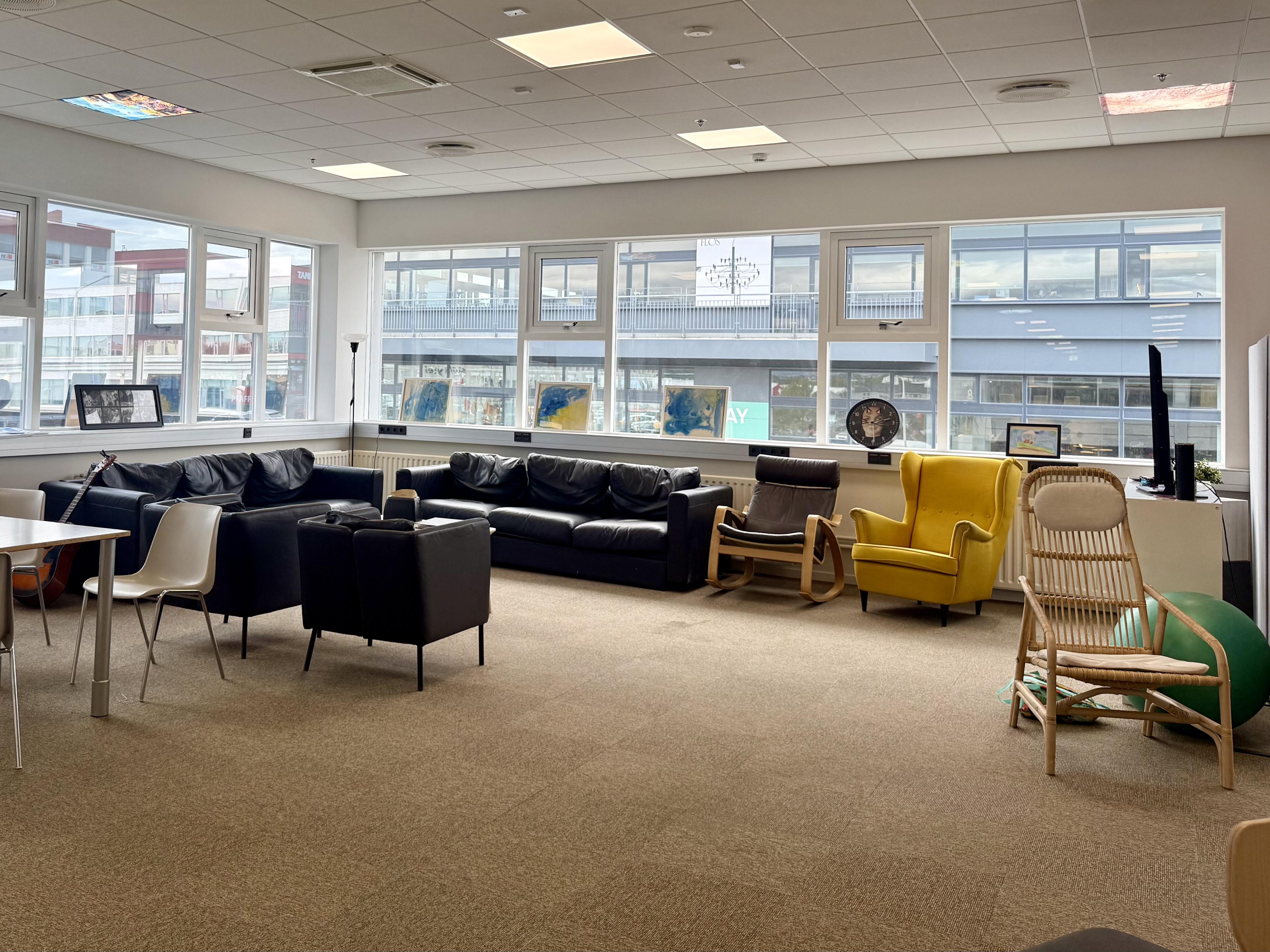 Sofas and chairs in the large, bright space at Skeifan 8. 