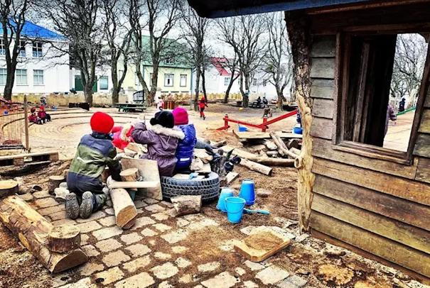 Leikskólabörn að leik