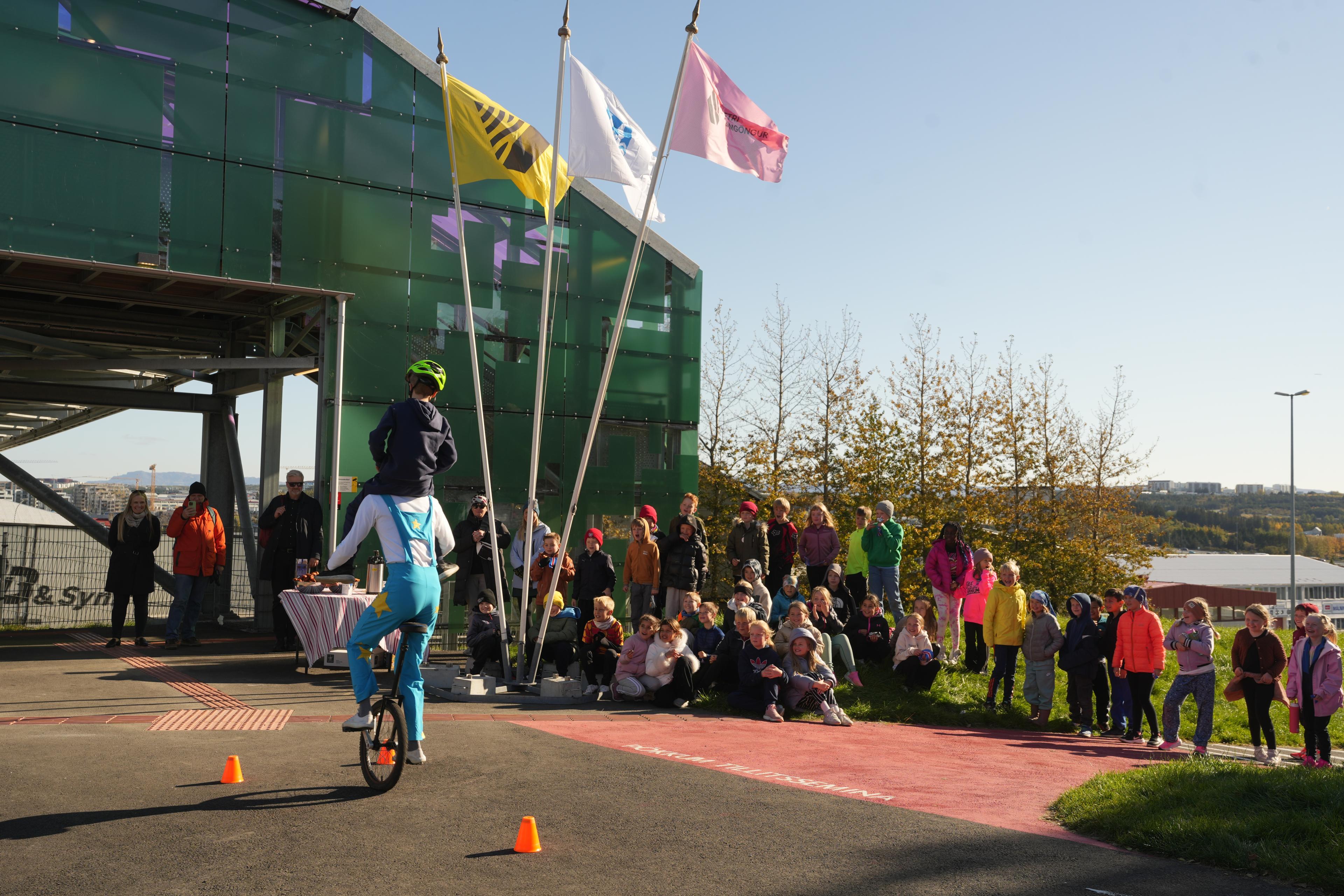 Pedestrian bridge over Sæbraut officially opened