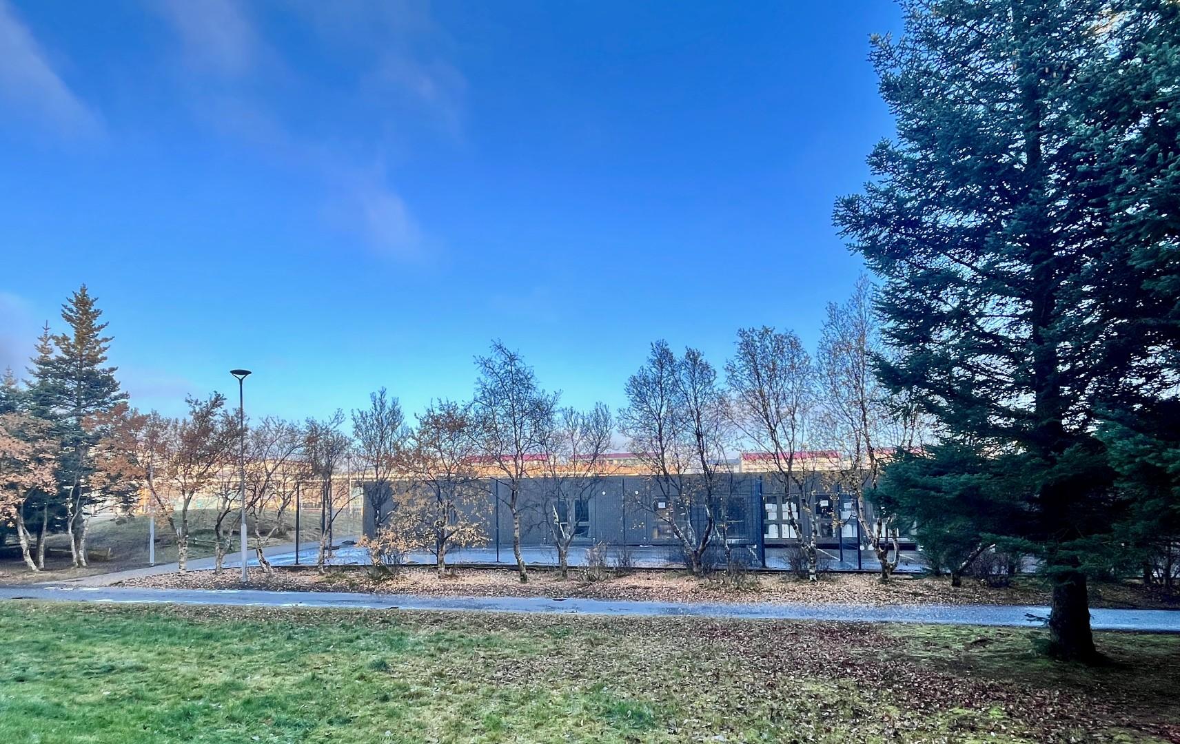 Færanlegar stofur á lóð Hólabrekkuskóla okt 2025