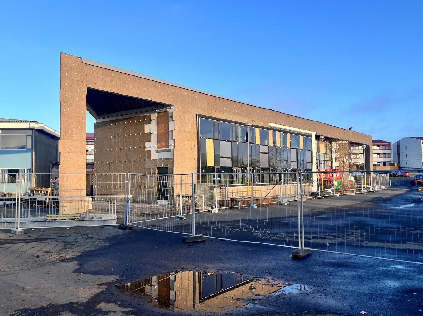 Hólabrekkuskóli - klæðning álmu 4 okt 25