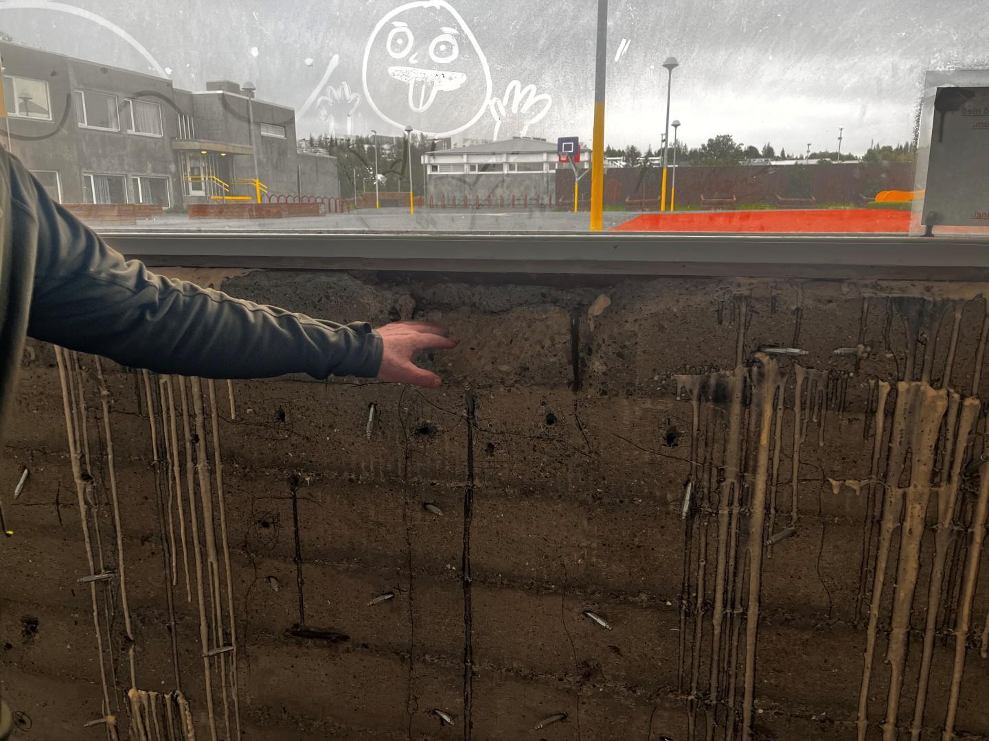 júlí 2025  útveggur hreinsað innað steini