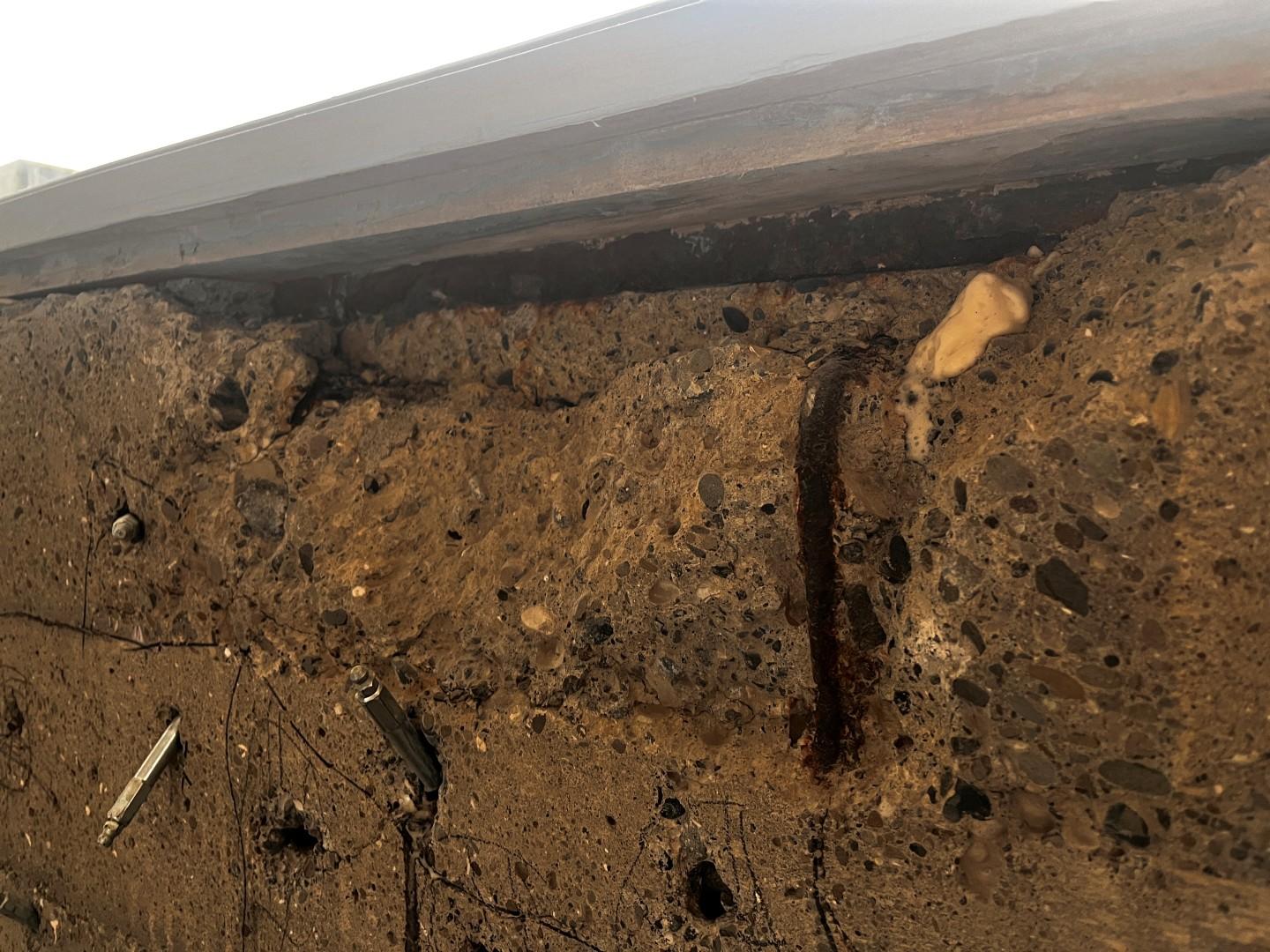 Unglingadeild Ölduselskóli júlí 2025  útveggur hreinsað innað steini