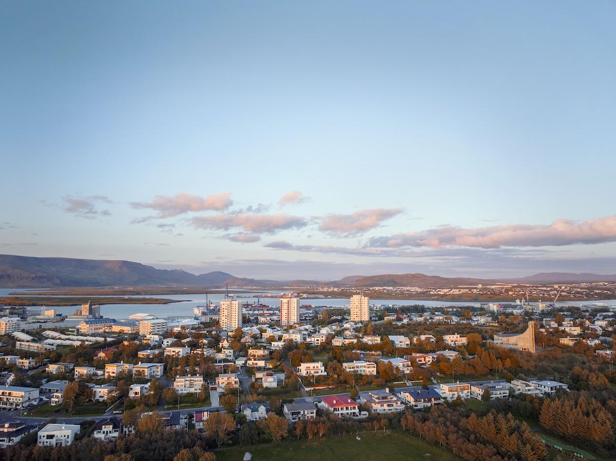 Loftmynd af húsum og sundunum í Reykjavík.