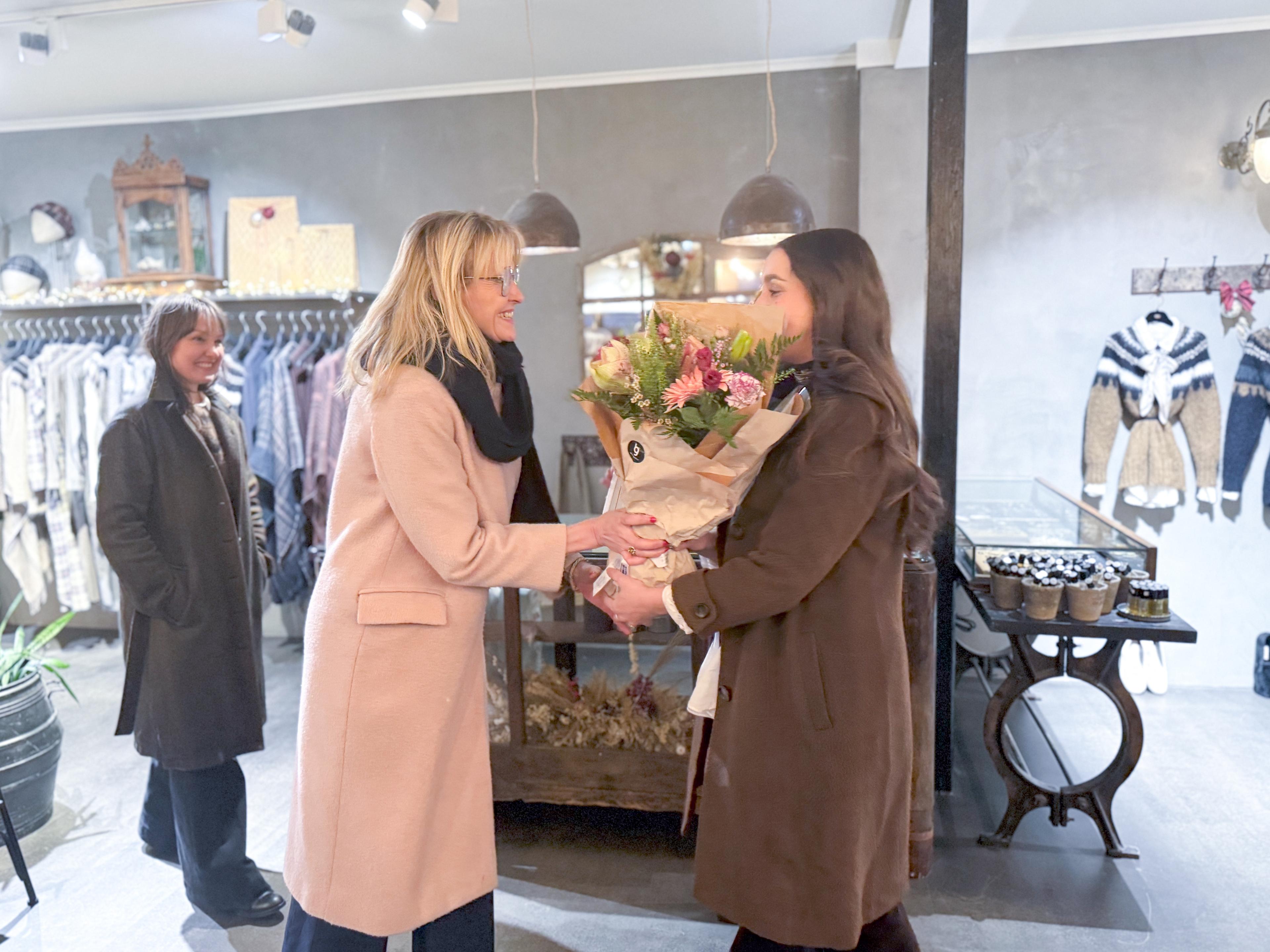 Afhending viðurkenningu í Farmers and Friends.
