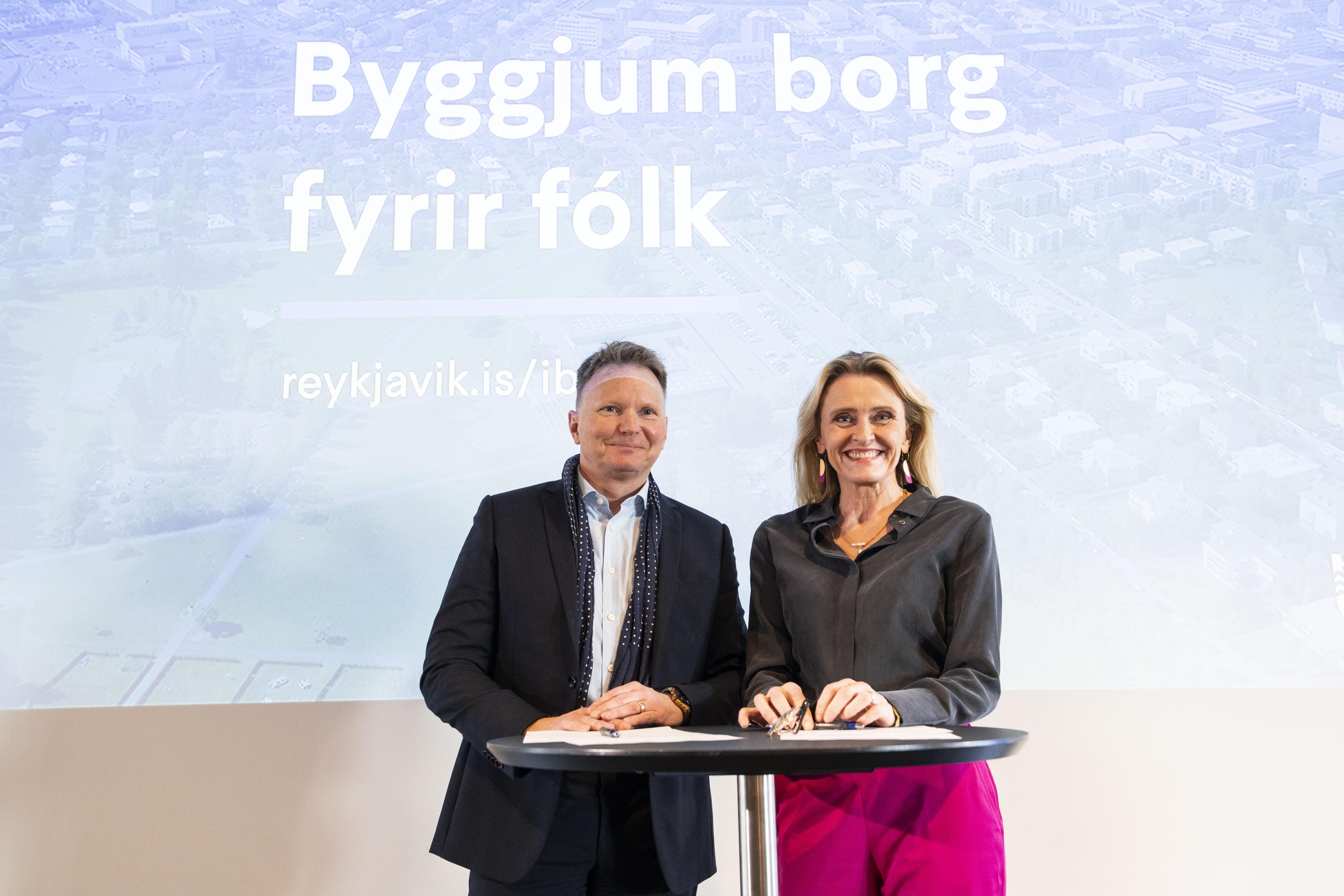 Guðni Aðalsteinsson, forstjóri Reita, og Heiða Björg Hilmisdóttir, borgarstjóri, á opnum kynningarfundi borgarstjóra um húsnæðismál í borginni.