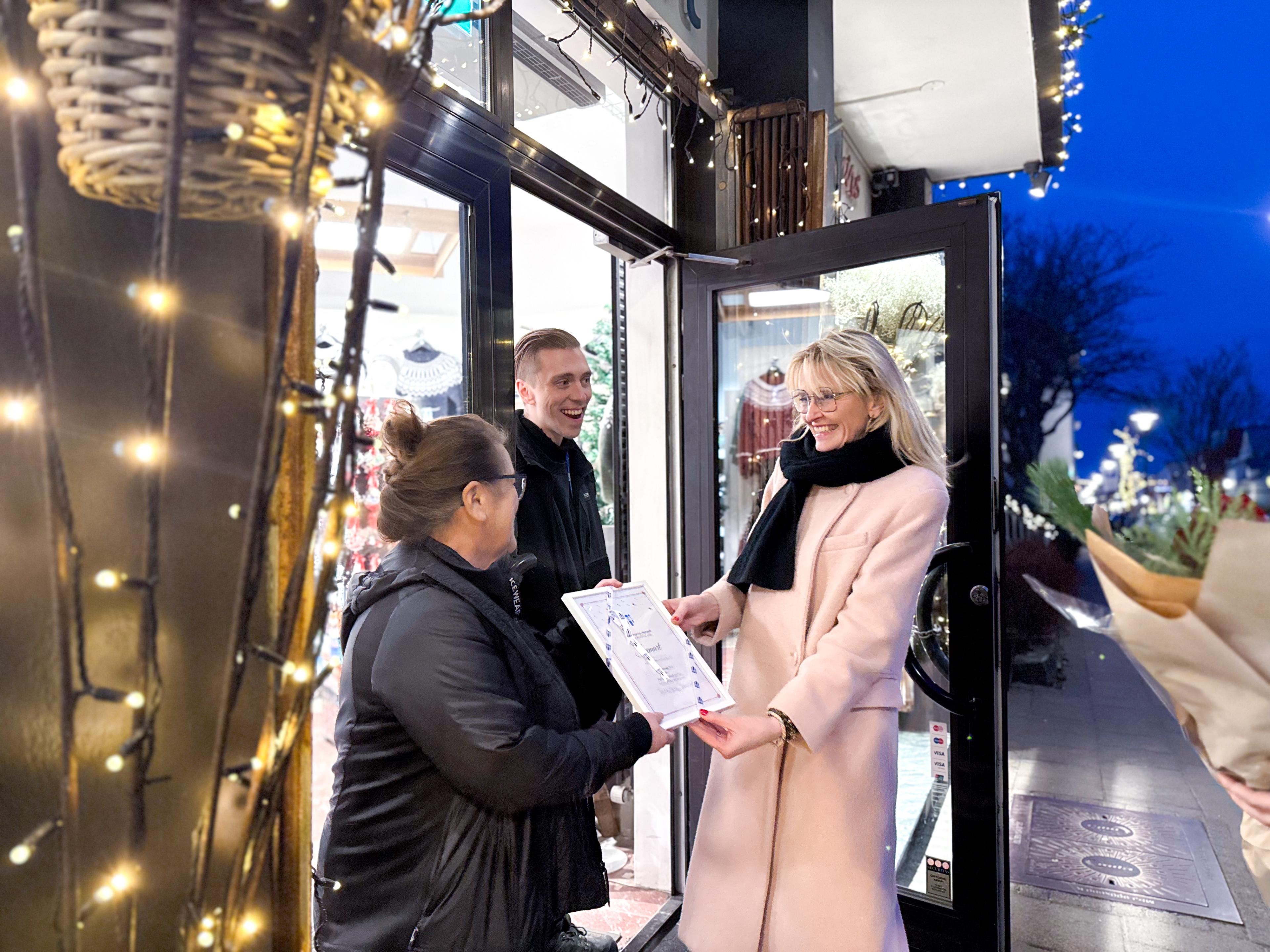 Afhending viðurkenningu í Icemart.
