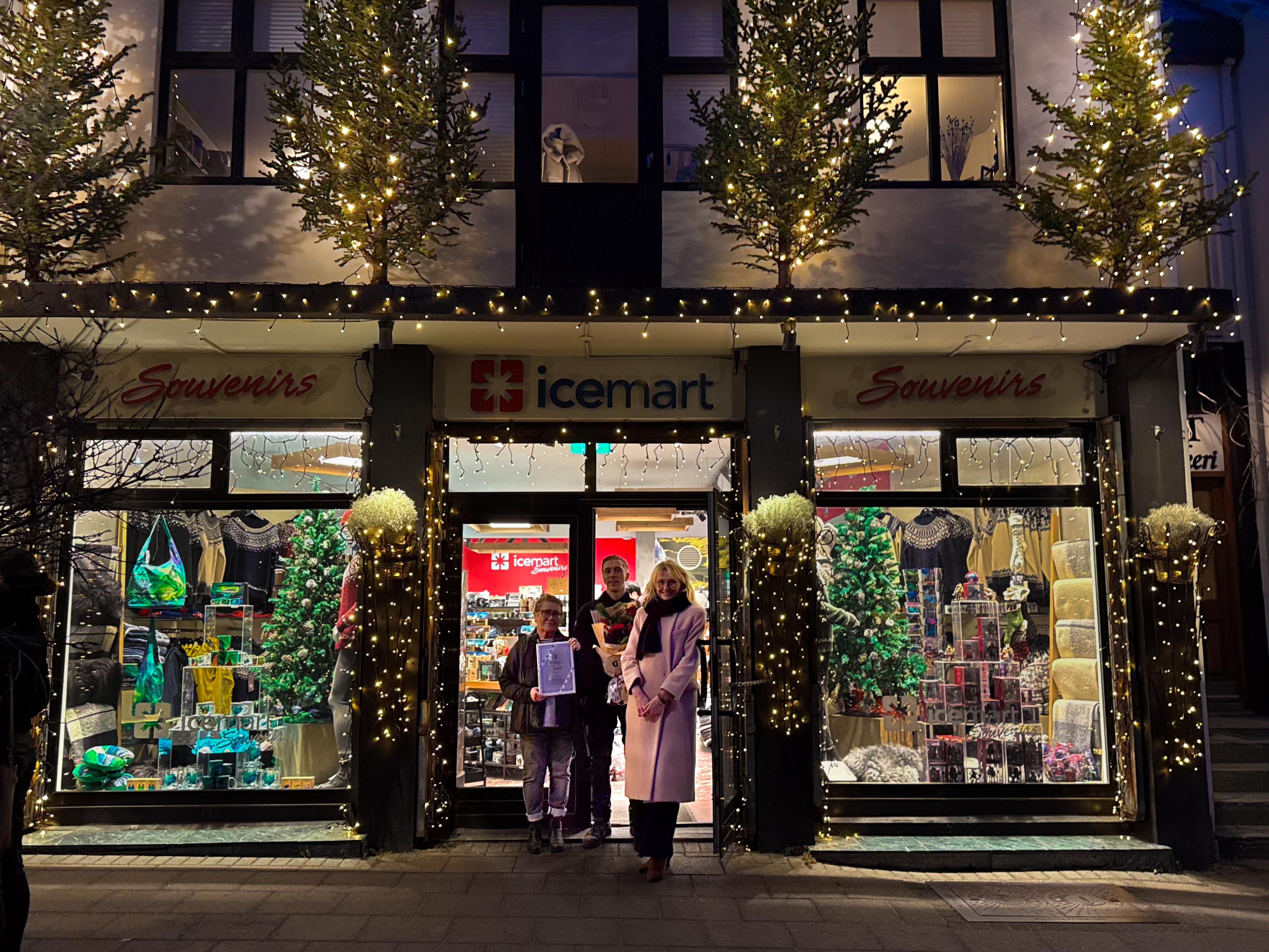 Sindri Geirsson hjá ÞB verktökum og Guðbjörg Jónsdóttir hjá Icemart ásamt Heiðu Björg Hilmisdóttur.