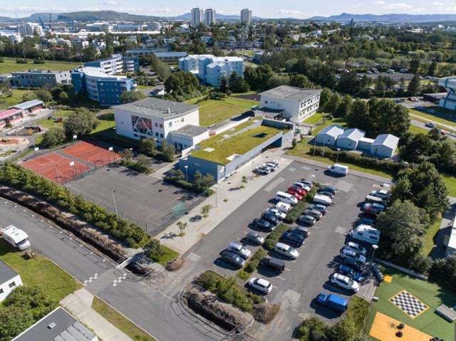 Loftmynd af Laugalækjarskóla.