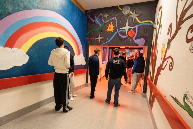 Hólabrekkuskóli í Breiðholti, börn á gangi í skólanum.