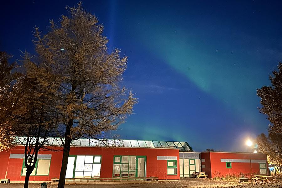 Mynd af norðurljósum fyrir ofan leikskólann Jörfa.