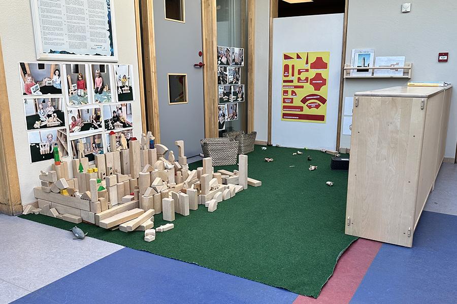 Leiksvæði með trékubbum inni á leikskólanum Jörfa.