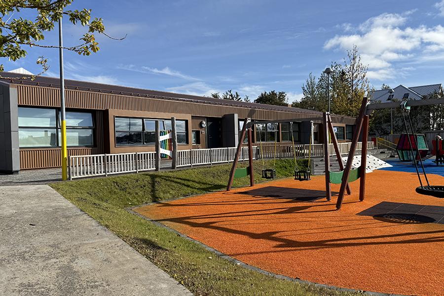 Leikskólinn Litli Jörfi og hluti af útileiksvæði.