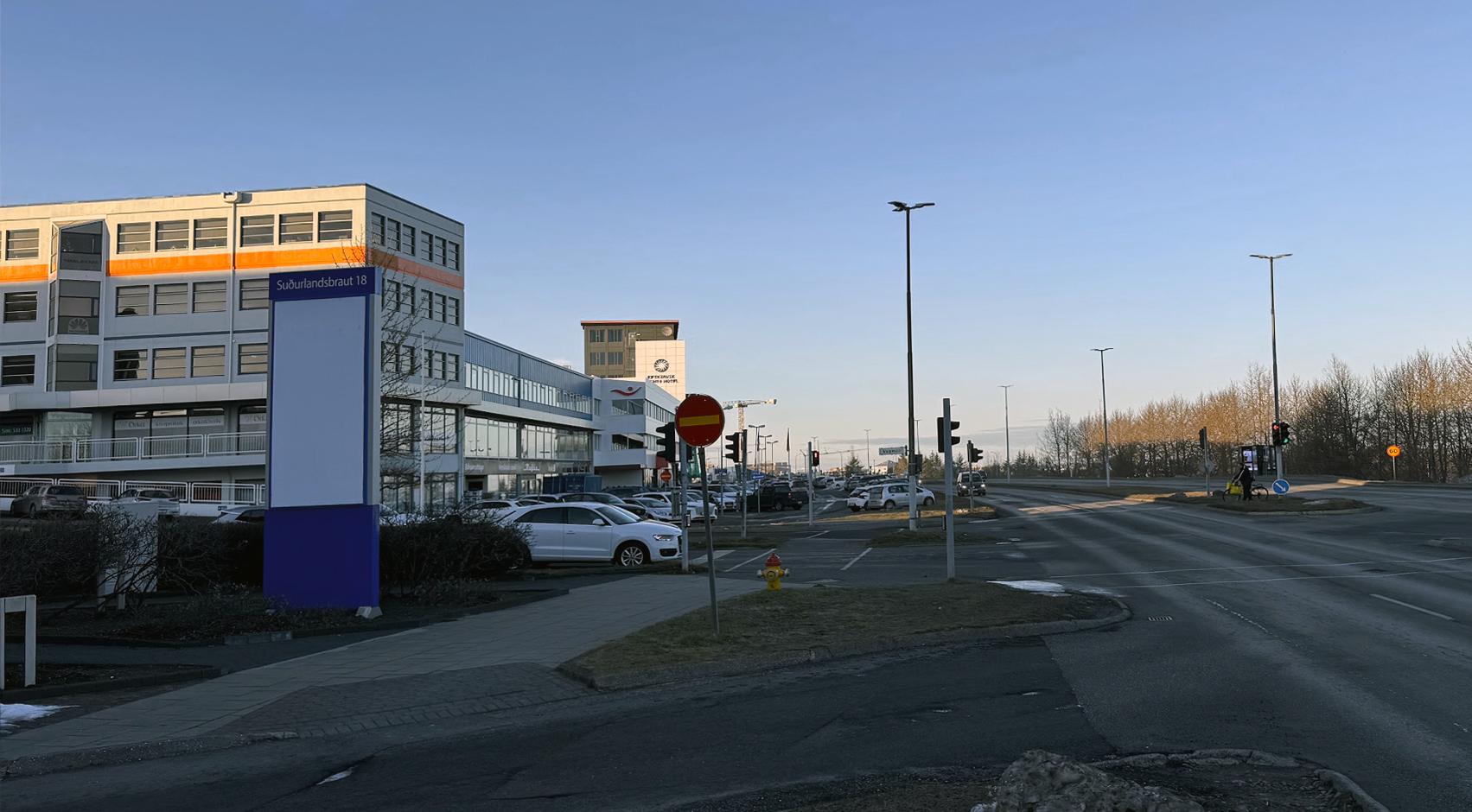 Mynd af bílum og húsum við Suðurlandsbraut