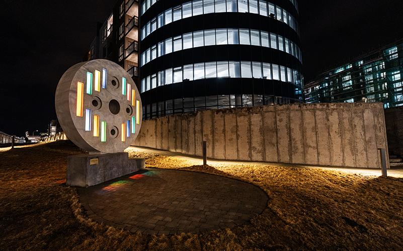 Mynd af listaverkinu Stanslaus, við Grensásveg 1, eftir Rósu Gísladóttur.