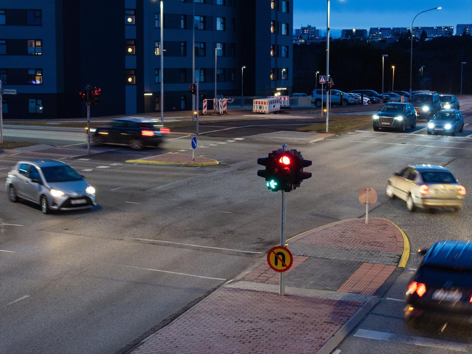 mynd af gatnamótum og bílum