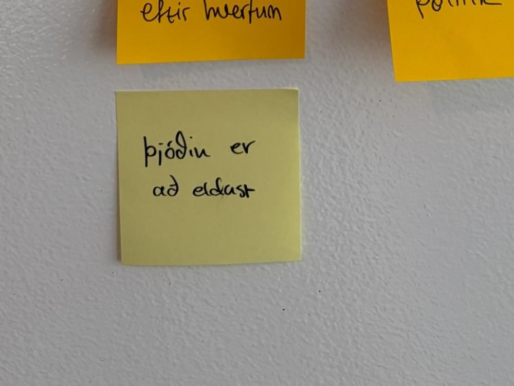 Post-it miði sem á stendur "Þjóðin er að eldast".