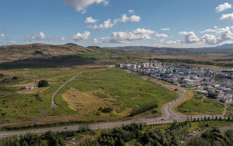 Loftmynd af Halla og aðliggjandi hverfi í ÚÍfarársdal.