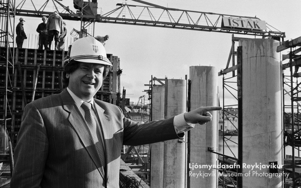 Davíð Oddsson borgarstjóri að skoða aðstæður við byggingu ráðhússins 12. október 1989. Ljósmynd: Gunnar V. Andrésson/Ljósmyndasafn Reykjavíkur