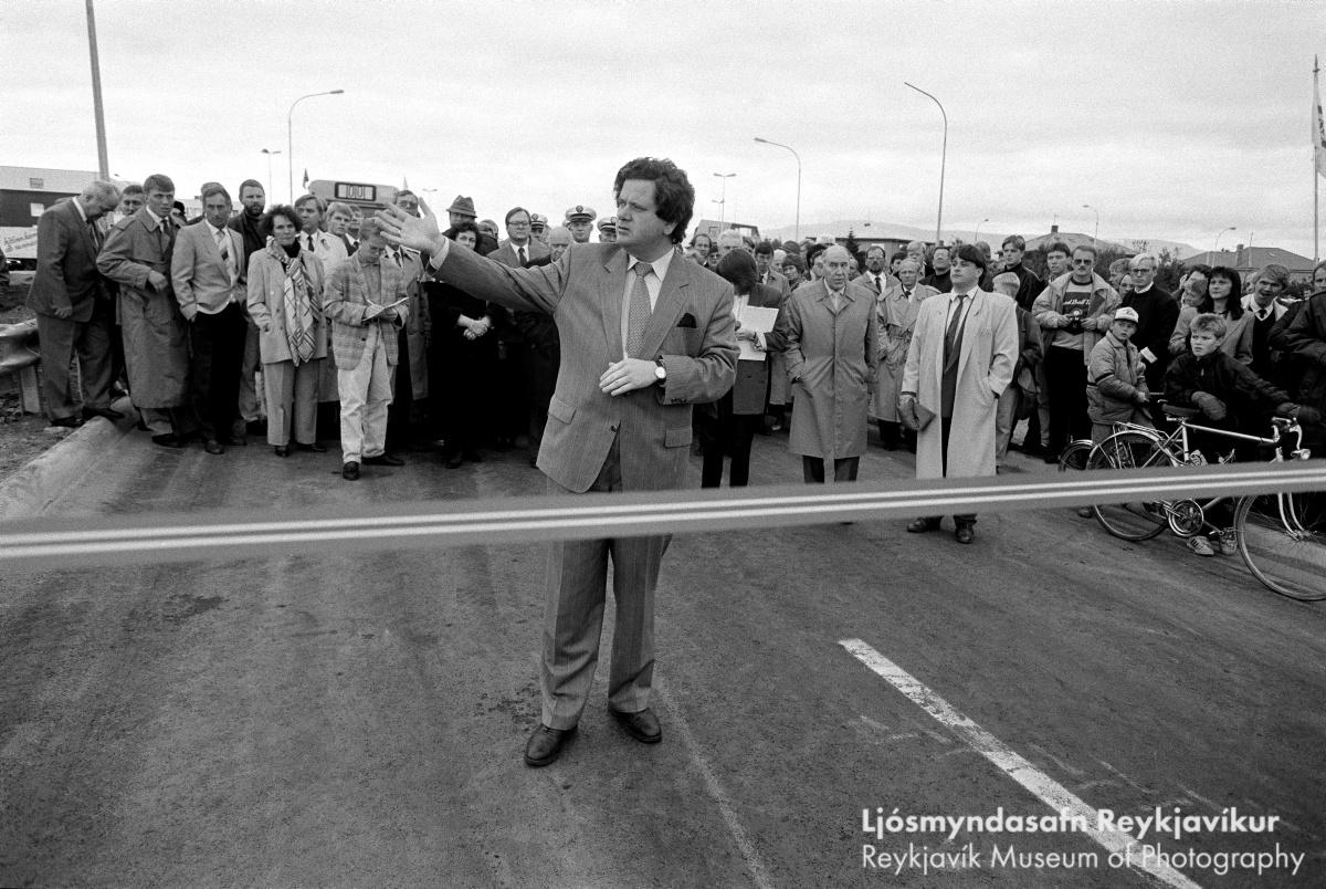 Opnun brúarinnar sem tengdi Bústaðaveg við Snorrabraut í september árið 1989. Ljósmynd: Ljósmyndasafn Reykjavíkur