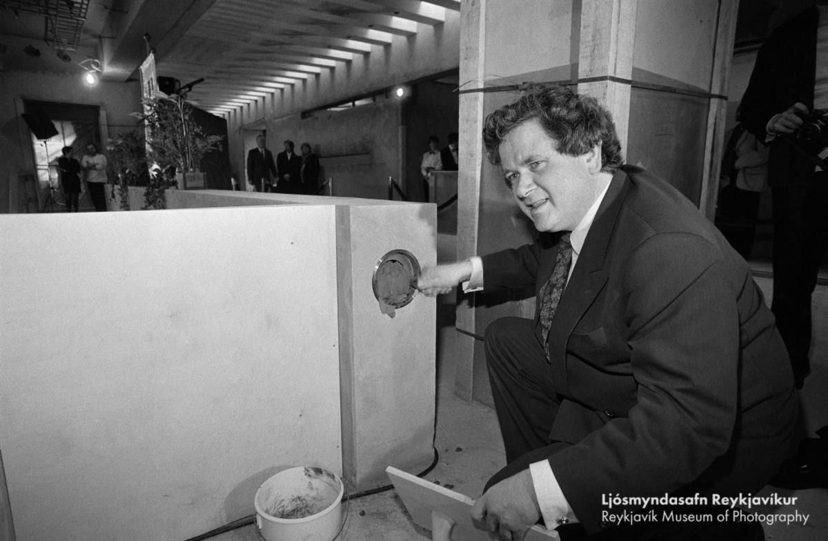 Davíð Oddsson borgarstjóri leggur hornstein að Ráðhúsi Reykjavíkur árið 1991
