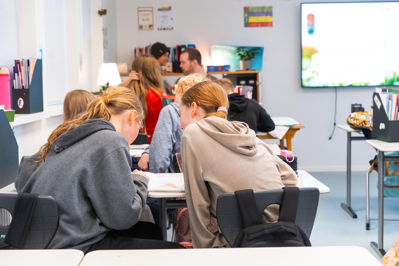 Mynd tekin inn í bekk í nýja Skólaþorpinu í Laugardal.