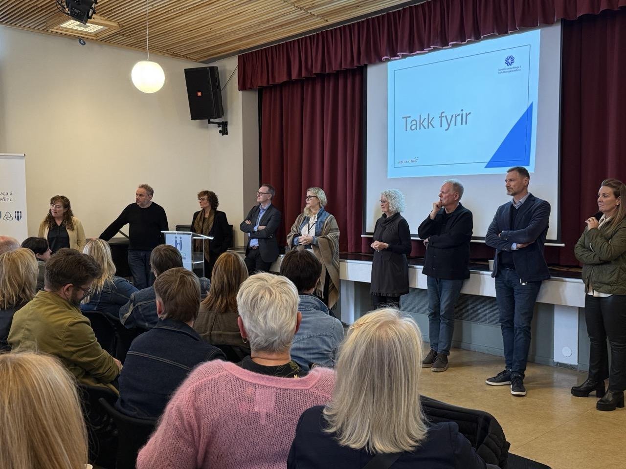 Skólamálanefnd SSH stendur eftir kynningu til að ræða skýrsluna við viðstadda.