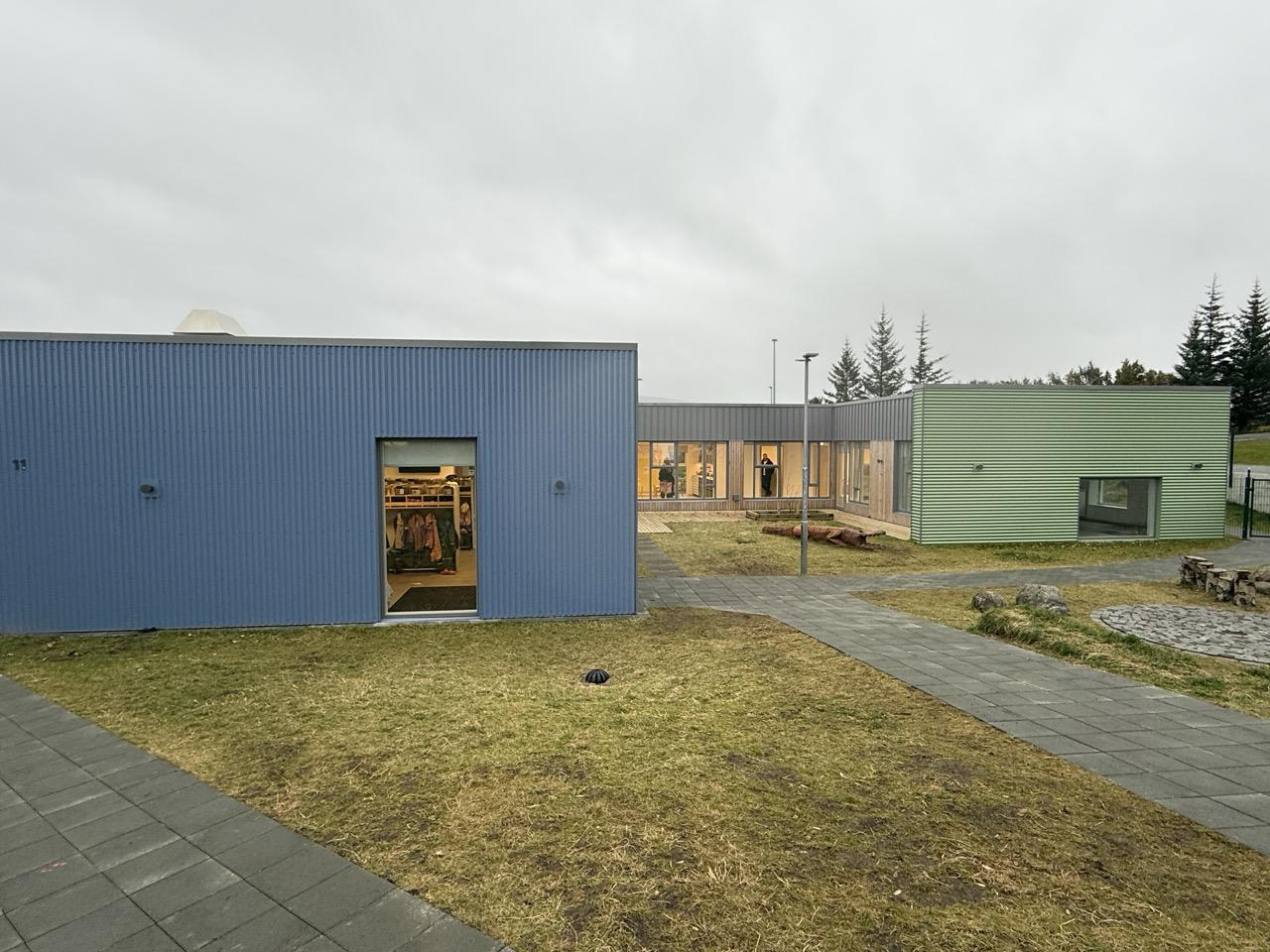 Mynd tekin að utan af nýju viðbyggingunni.