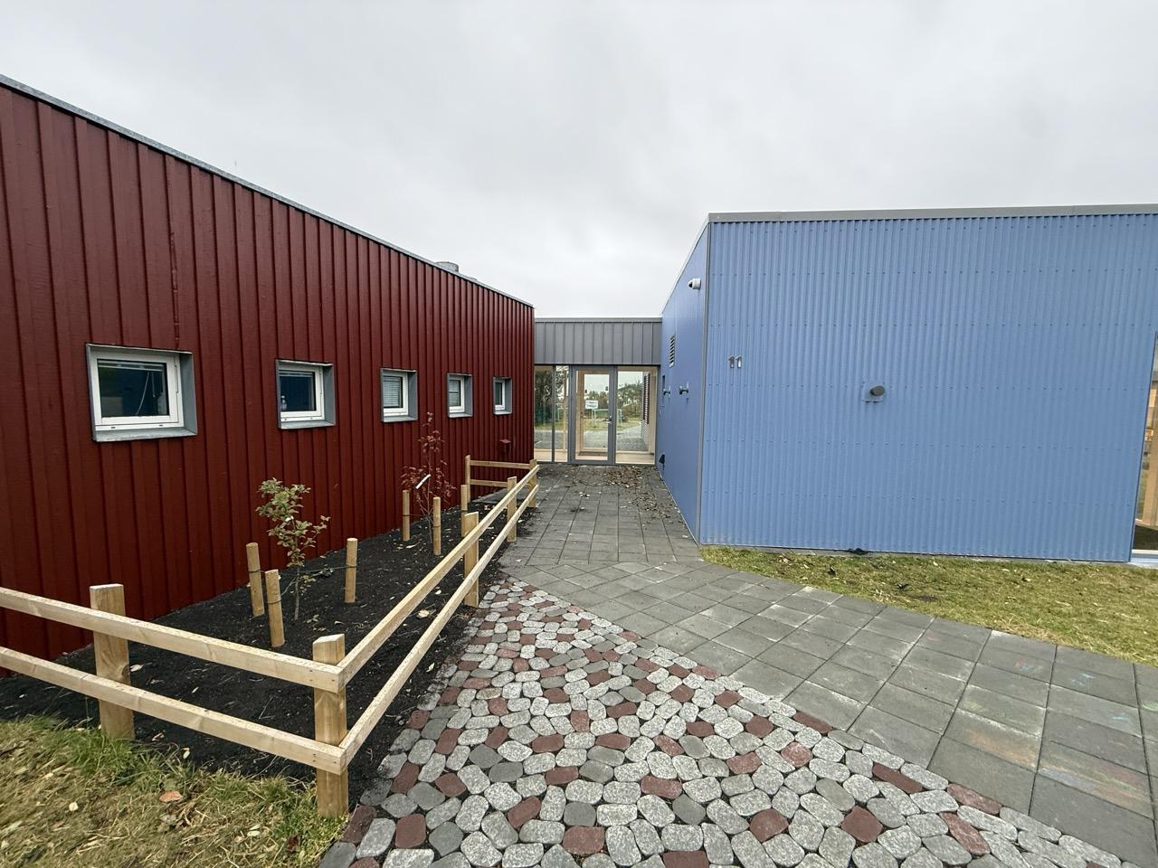 Mynd tekin að utan þar sem viðbygging mætir húsinu sem var fyrir.